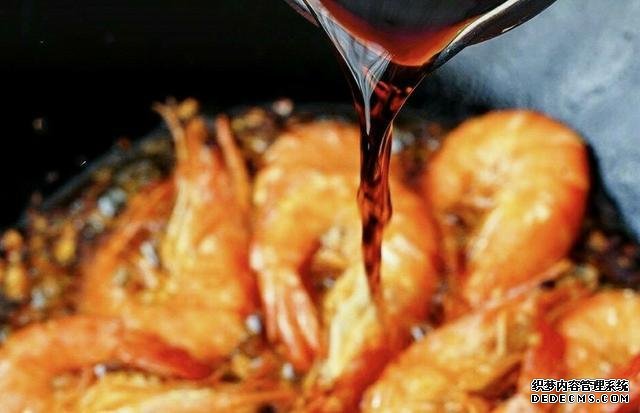 油焖大虾怎么做好吃得根本停不下来，油焖大虾最正宗做法
