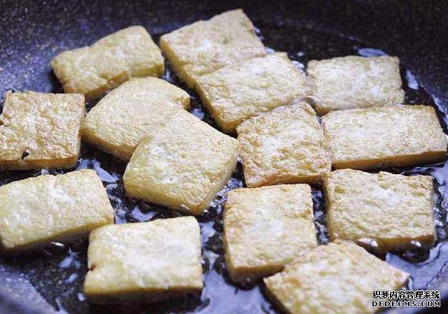西兰花和豆腐的口感都特鲜嫩，做上一锅，一家人吃着美滋滋