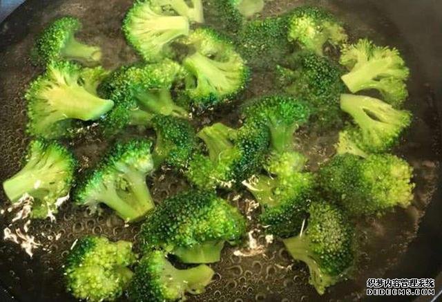 西兰花和豆腐的口感都特鲜嫩,做上一锅,一家人吃着美滋滋