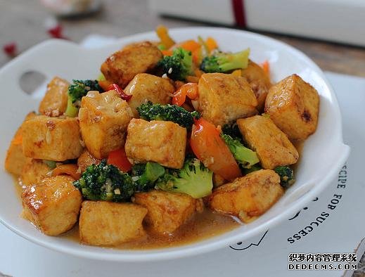 西兰花和豆腐的口感都特鲜嫩,做上一锅,一家人吃着美滋滋