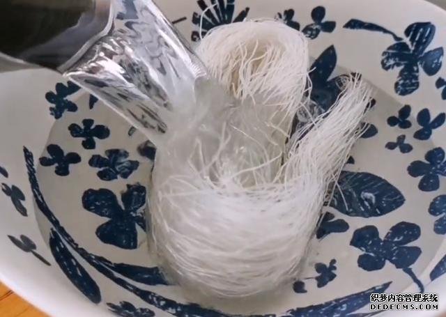 西红柿别炒着吃,教你新吃法,一次做6个,比吃肉过瘾,太香了