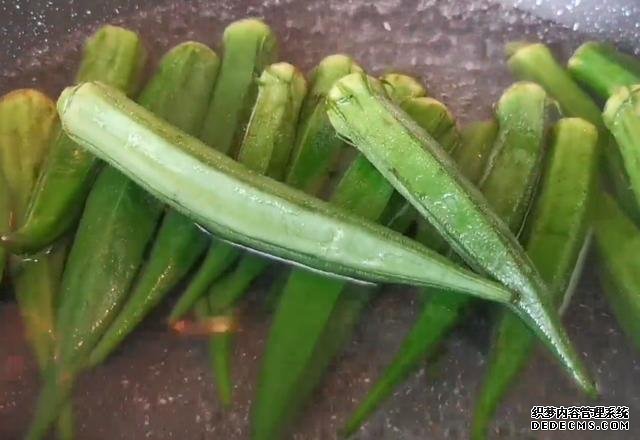 1块豆腐加1把秋葵,不蒸不炒不凉拌,出锅比吃肉还香,超过瘾