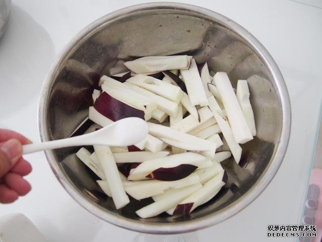 茄子换种做法，搭配牛肉做“披萨”，味道特别值得尝试