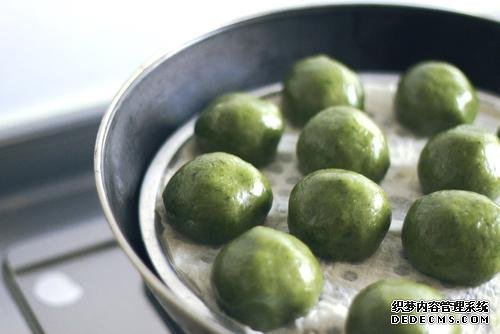 时近清明,“青团”可不能少,油绿如玉,香糯可口,天然绿色小吃