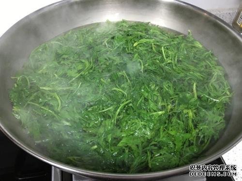 时近清明,“青团”可不能少,油绿如玉,香糯可口,天然绿色小吃