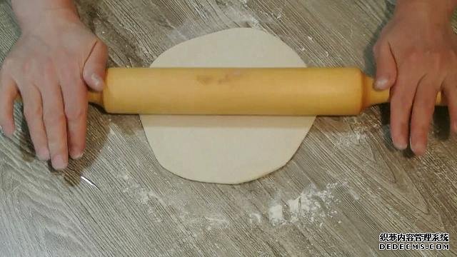 老婆做了20个“烤饺子”,掰开乐坏了:这种饺子皮头一次见