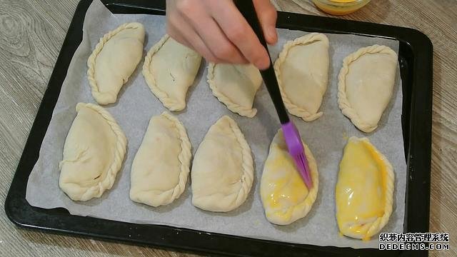 老婆做了20个“烤饺子”,掰开乐坏了:这种饺子皮头一次见