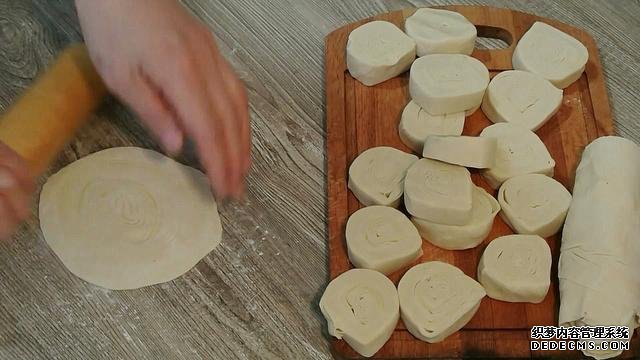 老婆做了20个“烤饺子”,掰开乐坏了:这种饺子皮头一次见