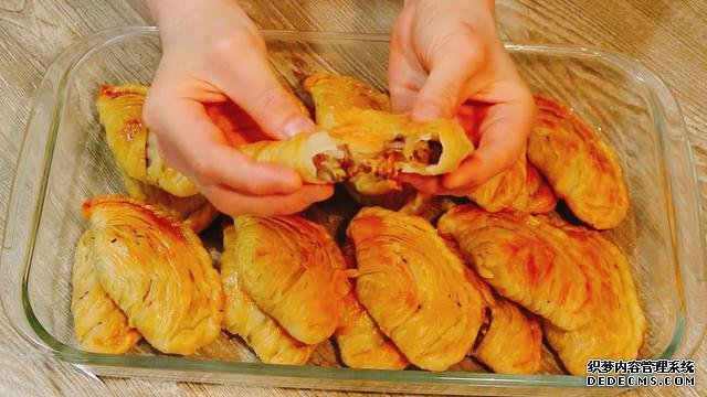 老婆做了20个“烤饺子”,掰开乐坏了:这种饺子皮头一次见