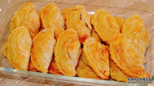 老婆做了20个“烤饺子”,掰开乐坏了:这种饺子皮头一次见