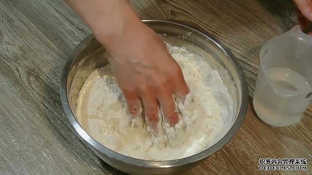 老婆做了20个“烤饺子”,掰开乐坏了:这种饺子皮头一次见