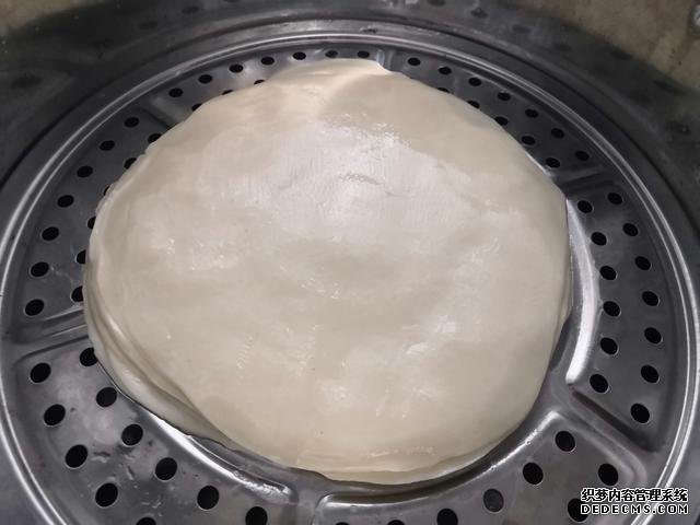包饺子剩点饺子皮不要浪费,教你一个新鲜吃法,搭配土豆丝很美味