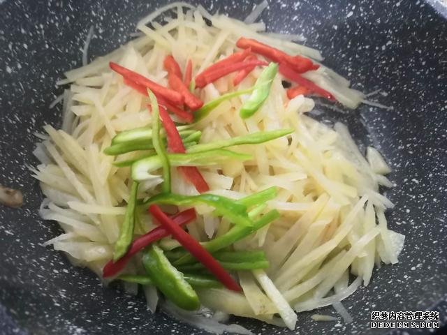 包饺子剩点饺子皮不要浪费,教你一个新鲜吃法,搭配土豆丝很美味