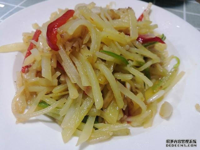 包饺子剩点饺子皮不要浪费,教你一个新鲜吃法,搭配土豆丝很美味