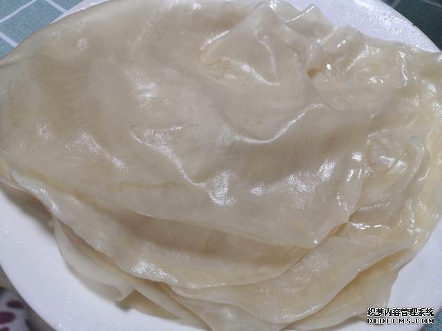 包饺子剩点饺子皮不要浪费,教你一个新鲜吃法,搭配土豆丝很美味