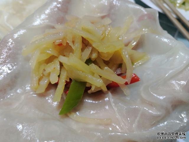 包饺子剩点饺子皮不要浪费，教你一个新鲜吃法，搭配土豆丝很美味