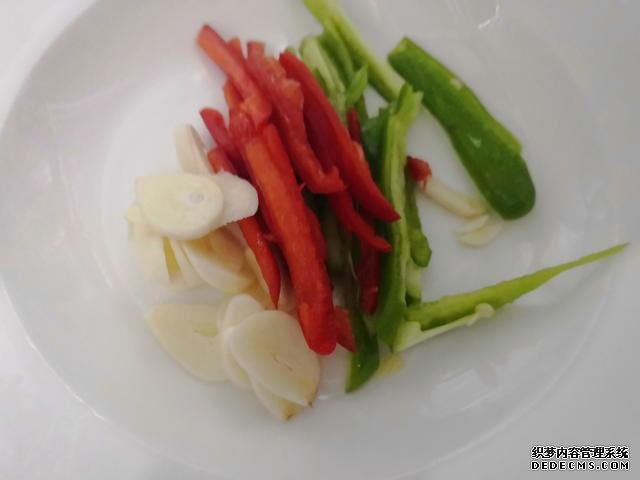 包饺子剩点饺子皮不要浪费,教你一个新鲜吃法,搭配土豆丝很美味
