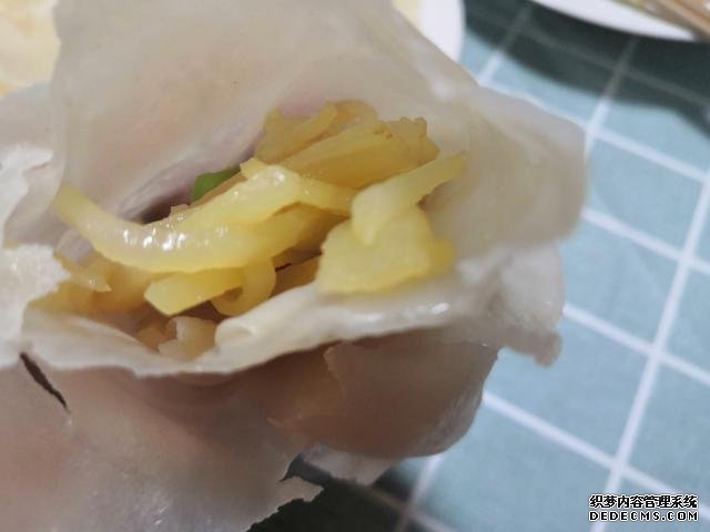 包饺子剩点饺子皮不要浪费，教你一个新鲜吃法，搭配土豆丝很美味