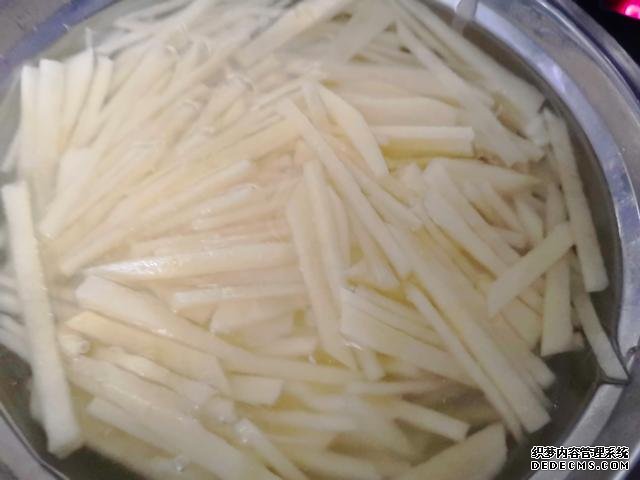 包饺子剩点饺子皮不要浪费,教你一个新鲜吃法,搭配土豆丝很美味