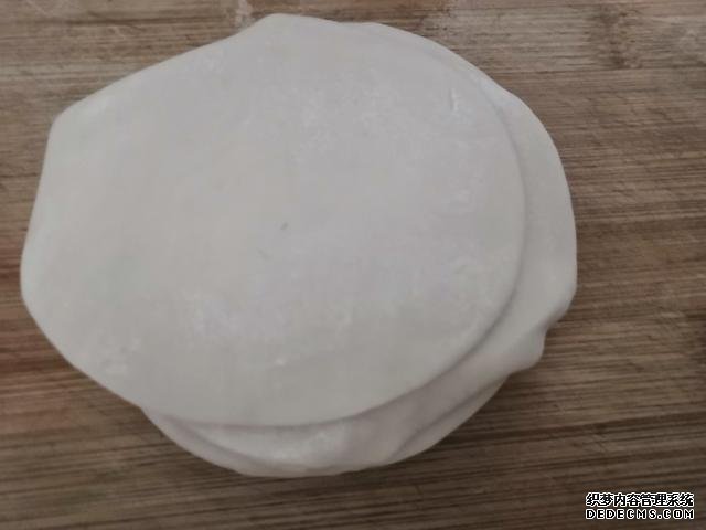 包饺子剩点饺子皮不要浪费,教你一个新鲜吃法,搭配土豆丝很美味