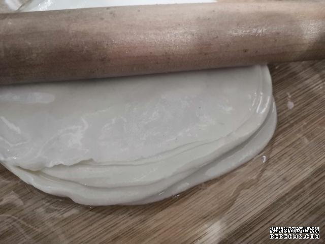 包饺子剩点饺子皮不要浪费,教你一个新鲜吃法,搭配土豆丝很美味