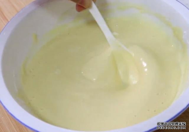 用鸡蛋做一道小糕点,不用烤箱,口感绵软不上火,老人小孩都喜欢
