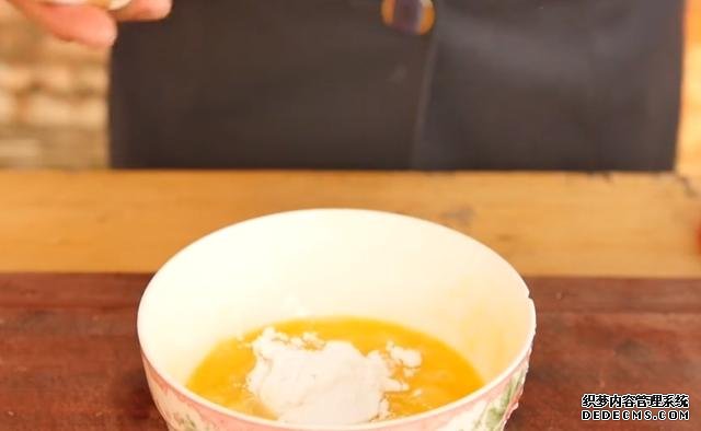 苹果不要直接吃了,加2个鸡蛋,家里来客都不怕,端上桌就被抢光