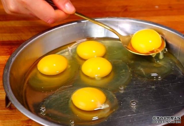 鸡蛋别再炒着吃，教你新做法，不炒不炖不油炸，出锅比肉香