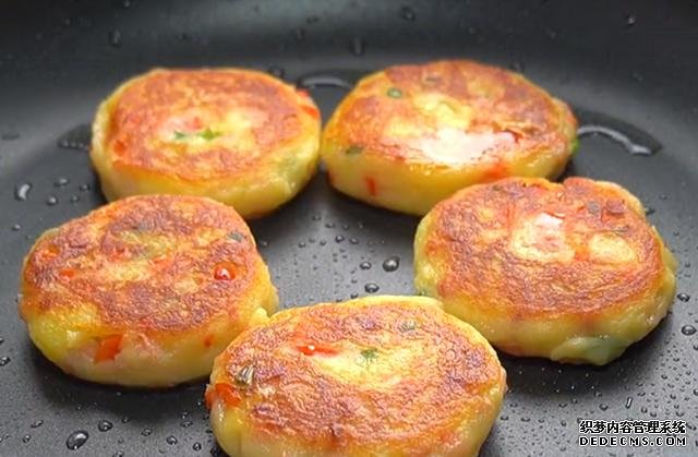 土豆饼最简单好吃的做法,外酥里嫩,鲜香又营养,全家人都喜欢