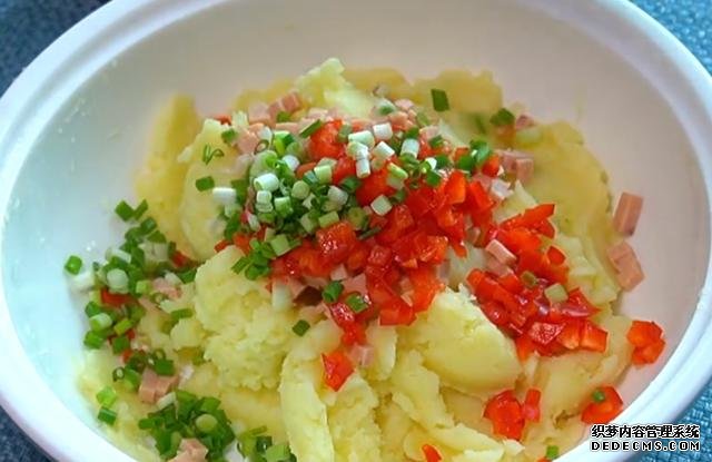 土豆饼最简单好吃的做法,外酥里嫩,鲜香又营养,全家人都喜欢