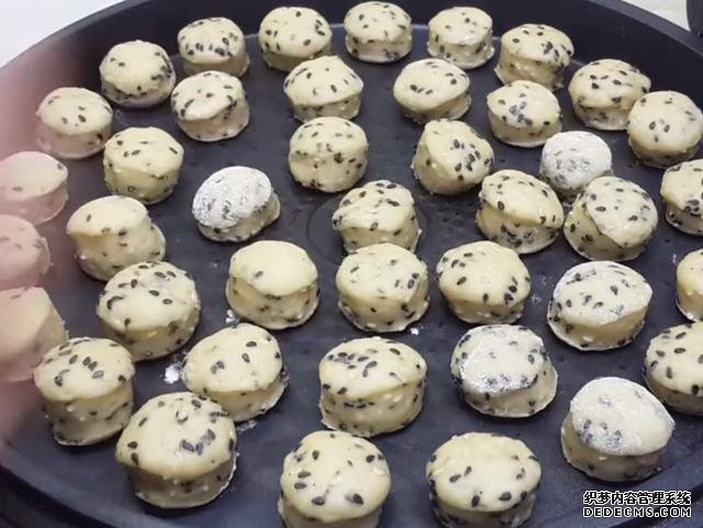 第一用芝麻做小馒头，不蒸不煮不油炸，简单又营养，真的太好吃了