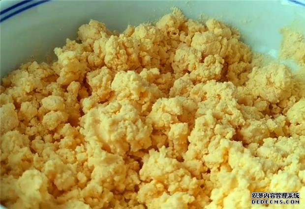 春天玉米面这样做,不炸不蒸,只需简单一做,家里的小孩都很爱吃