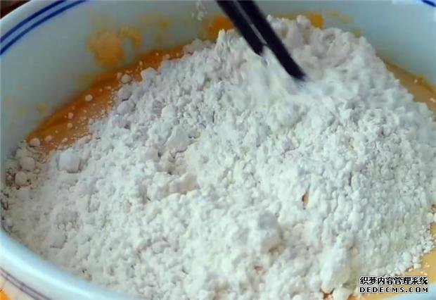 春天玉米面这样做,不炸不蒸,只需简单一做,家里的小孩都很爱吃