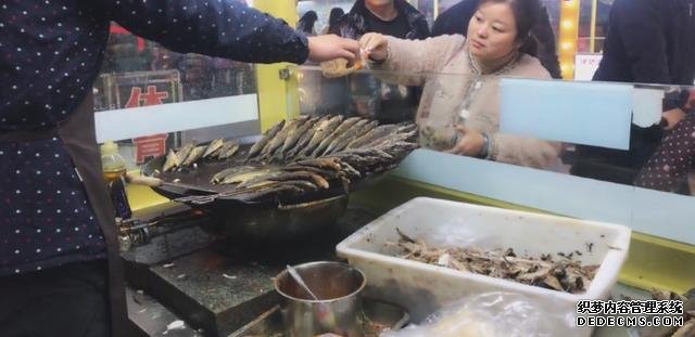 大叔街边卖“开挂烤鱼”,8元一条从不涨价,顾客:吃到就是赚到