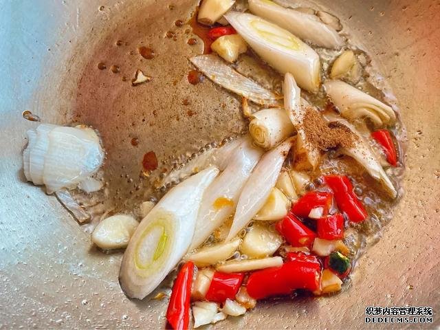 螃蟹不是只有清蒸一种做法,教你一道爆炒海蟹,口感鲜香且入味