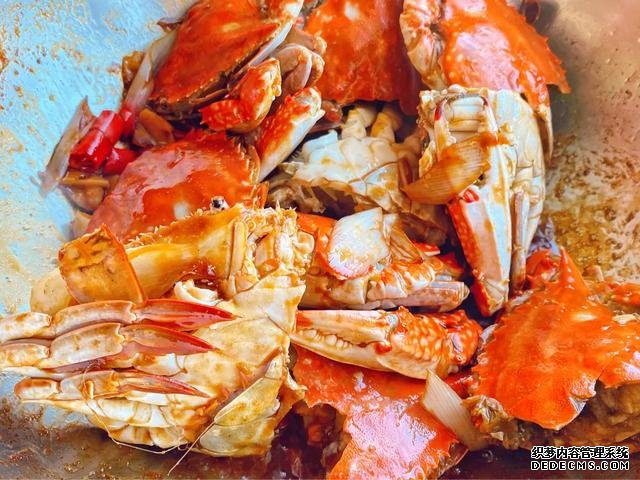 螃蟹不是只有清蒸一种做法,教你一道爆炒海蟹,口感鲜香且入味