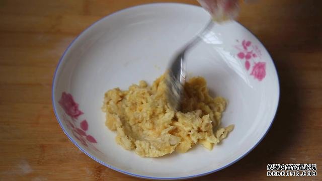懒人烘焙榴莲酥,外焦里嫩,香味浓郁,外皮酥脆不腻,满嘴留香