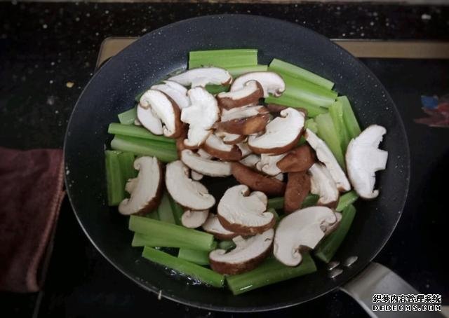 香菇芹菜炒豆干，低脂又营养，做法简单快手10分钟上桌