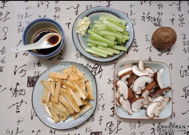 香菇芹菜炒豆干，低脂又营养，做法简单快手10分钟上桌