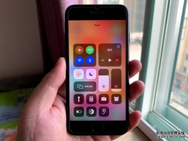 苹果发力中端市场,双扬声器+iOS 13跌至2399,网友:晚了!