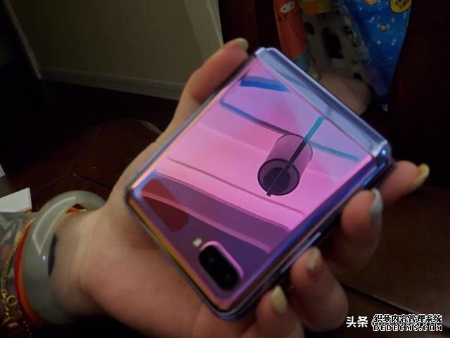 叠屏手机普及有望?三星Galaxy Fold Lite曝光,售价7792元