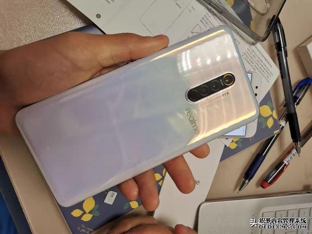 两千出头的骁龙855Plus手机,还有50W快充+90Hz刷新率,香不香?