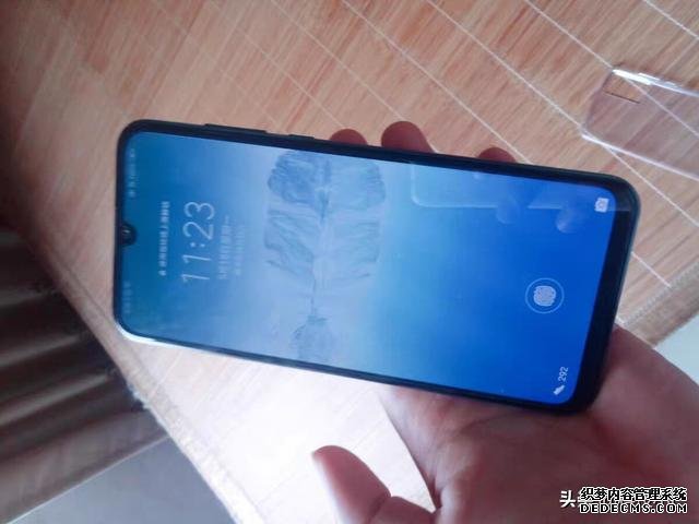 华为再次亮剑,7纳米芯片+128GB跌至1399,还有OLED屏+22.5W快充