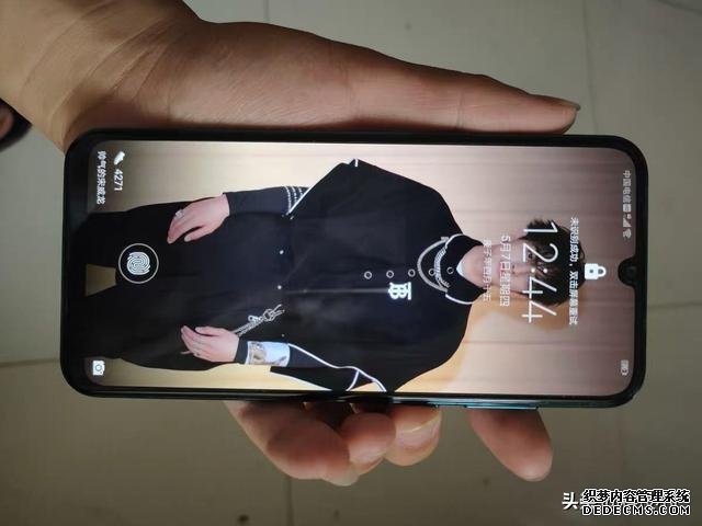华为再次亮剑,7纳米芯片+128GB跌至1399,还有OLED屏+22.5W快充