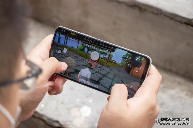 最具性价比的5G中端机,跑分53万+144Hz+大电池+44W快充,仅1998