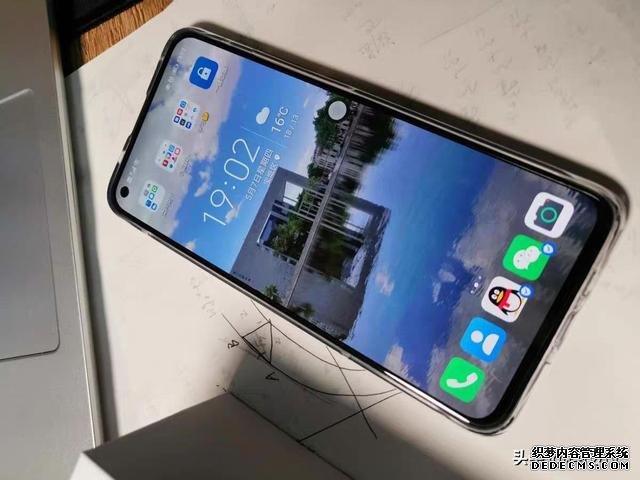 华为大跳水,麒麟985+40W快充,轻薄5G手机不到一个月降价400多