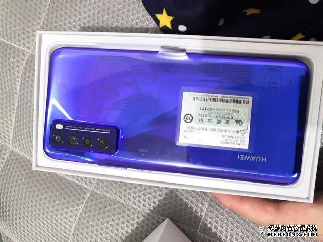 华为大跳水,麒麟985+40W快充,轻薄5G手机不到一个月降价400多
