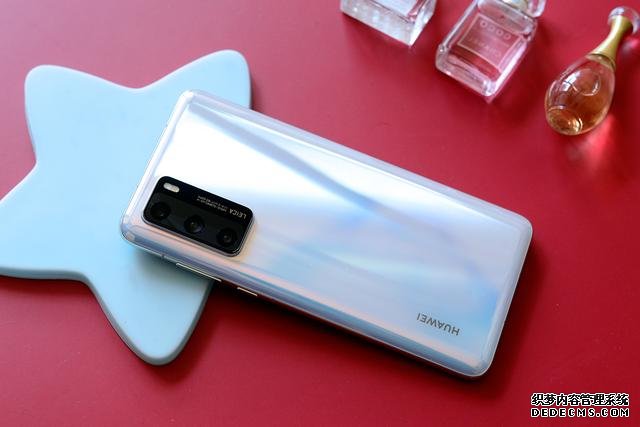 爆款5G手机华为P40开箱:仅175克重量,小巧但依然彪悍