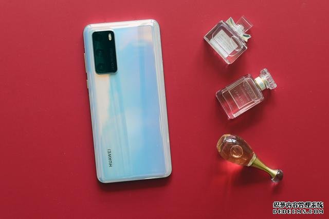 爆款5G手机华为P40开箱:仅175克重量,小巧但依然彪悍