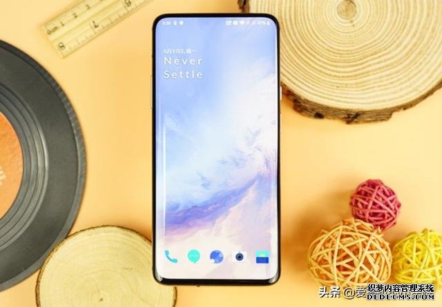 骁龙865+2K屏+IP68防水+120Hz刷新率,国产顶级机皇跳水600元